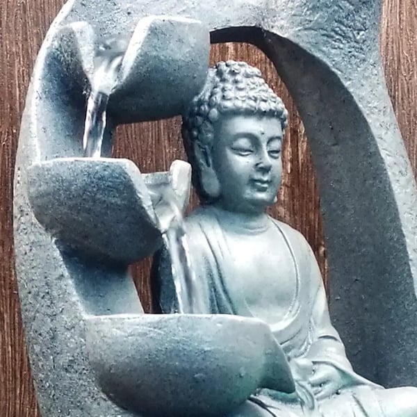 Buddha indendørs vandfontæne - Bordvandfald - LED-lys - Lotusbase - Stille Afslappende Lyd - Harpiks - Netdrevet - Grå