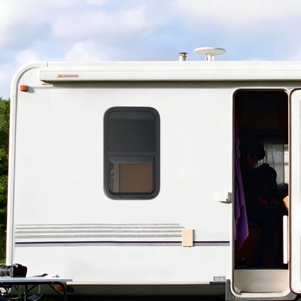Autocamper/Trailer Vindue - Lodret Skydevindue - 450×750 mm - Indvendigt Insektnet - Hærdet Glas 4 mm - Til Vægtykkelse 6 mm - Alulegering - Grå