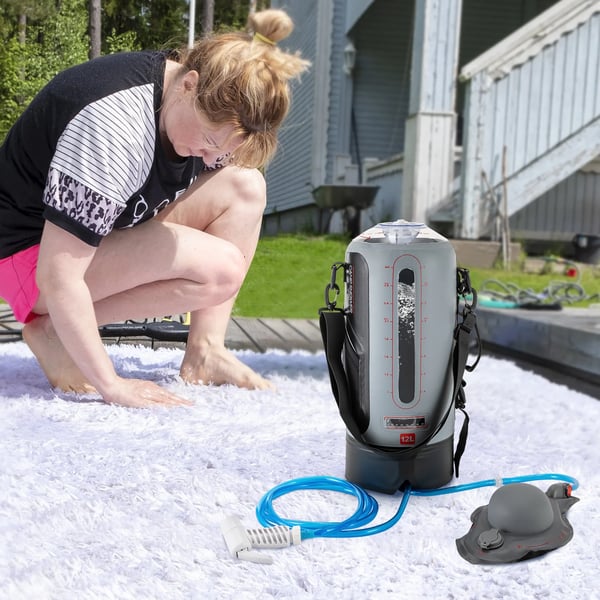 Campingbruser - Solbruser 12 L - Med pumpe - Bærbar - Brusehoved - Aftagelig slange - Lysegrå