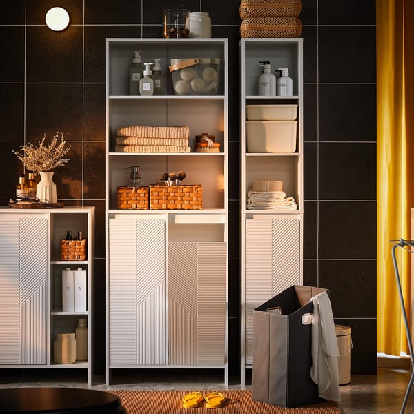 Badeværelsesskab - BZR155-W højskab - Smalt - Med vasketøjskurv - Døre og hylde - 60×30×171 cm - Hvid