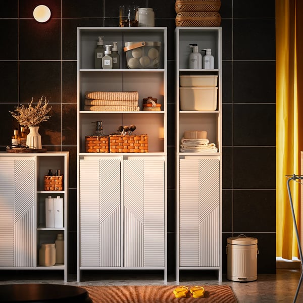 Badeværelsesskab - BZR155-W højskab - Smalt - Med vasketøjskurv - Døre og hylde - 60×30×171 cm - Hvid