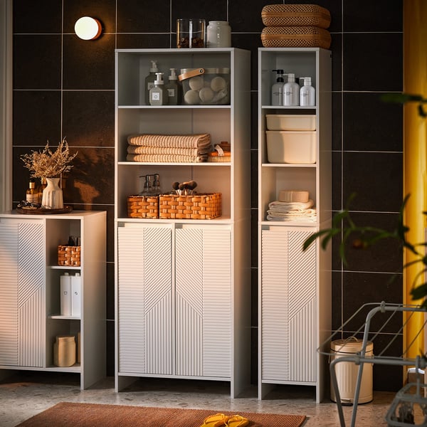 Badeværelsesskab - BZR155-W højskab - Smalt - Med vasketøjskurv - Døre og hylde - 60×30×171 cm - Hvid