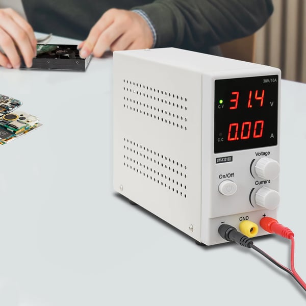 Laboratorie strømforsyning - DC bordmodel - 0–30 V justerbar - 220 V AC 50 Hz - LED-display - ±0,5 % nøjagtighed - 50 mV loadregulering - Grå