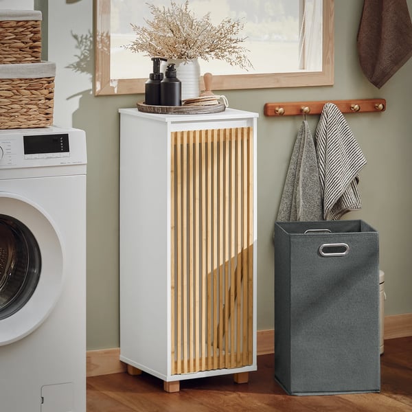 Vasketøjsskab med udklappelig vasketøjspose - BZR126-W - Træ - Fritstående - Samling påkrævet - Mål 32×85×33 cm - Hvid