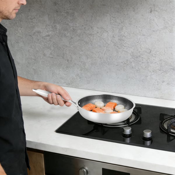 Stegepande/Wokpande - 28 cm - 410 rustfrit stål - Non-stick belægning - Ekstra håndtag - Til gas/el/induktion - Hvid