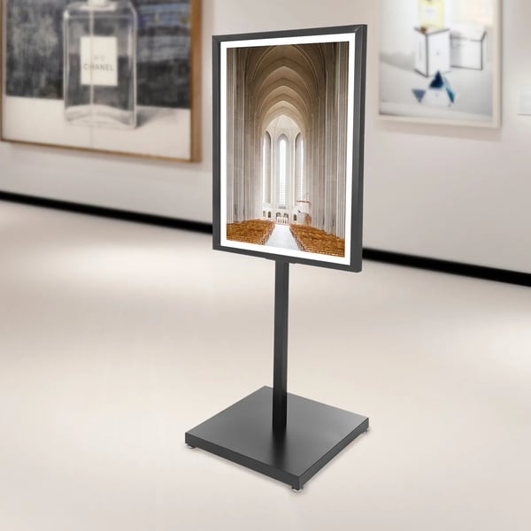 Plakatstander - Gulvdisplay med ramme - Til plakater op til 64×89 cm - Højde 167 cm - Bredde 65 cm - Justerbar - Jern - Nem montering - Sort