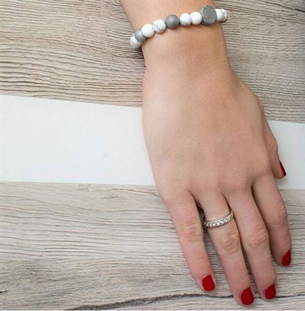 Armband - BENETO - MINK123 - Agat och Howlite - Längd 17 cm - Mineralpärlor