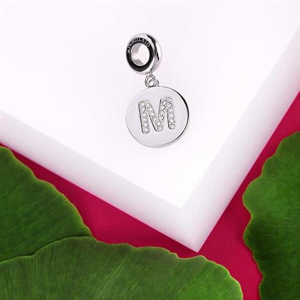 Pendentiv i stål bokstav M Droppar SCZ1145