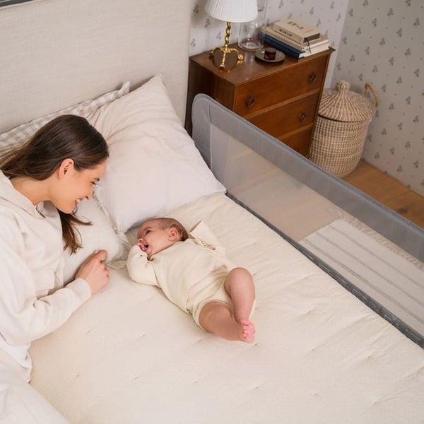 MoMi LEXI PLUS XL - Babyseng barriere 150×66 cm - Foldbar 180° - Sikkerhedssystem - Åndbart net - Stor lomme - Grå