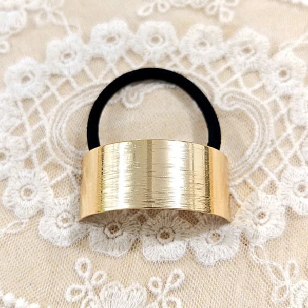 Gummiband för hår med rektangulär guld svart ring med skåror