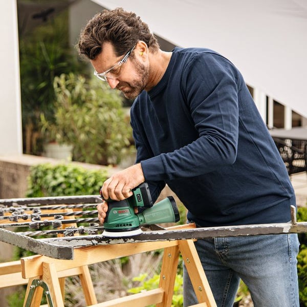 BOSCH trådløs ekscentersliber - UniversalOrbit 18V 20 - 18V - 125mm - 1 batteri 2,0 Ah + oplader