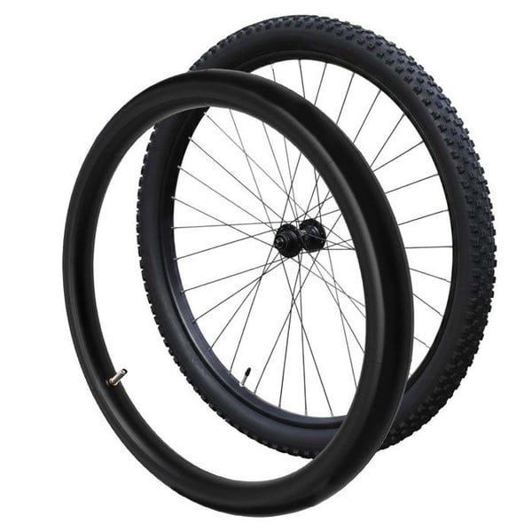 Slang 700×28C för cykel i slitstarkt gummi svart