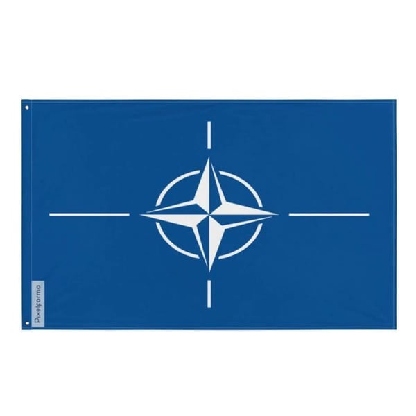 NATO-flagga – 160 x 240 cm – Hållbar polyester – 2 metalöglor – Inomhus / Utomhus – Pixelforma