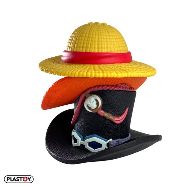 Sparbössa - PLASTOY - One Piece Högar av hattar Luffy Ace Sabo - Plast - 15 cm