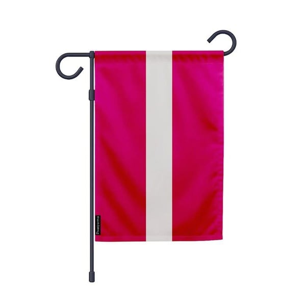 Latviskt Trädgårdsflagga – 32 x 47.5 cm – Motståndskraftig Polyester – Vertikalt Format – Utomhus – Pixelforma