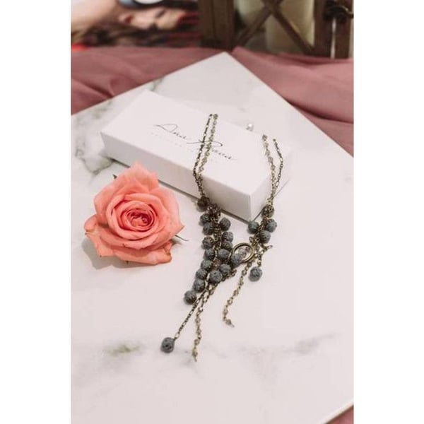 Ana Popova - Constance : Blomsterhalsband Grå
