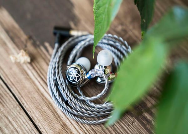 In-ear hörlur - FIIO - FH11 - Vit - Trådad - Volymkontroll