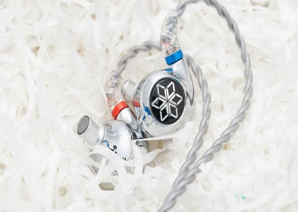 In-ear hörlur - FIIO - FH11 - Vit - Trådad - Volymkontroll