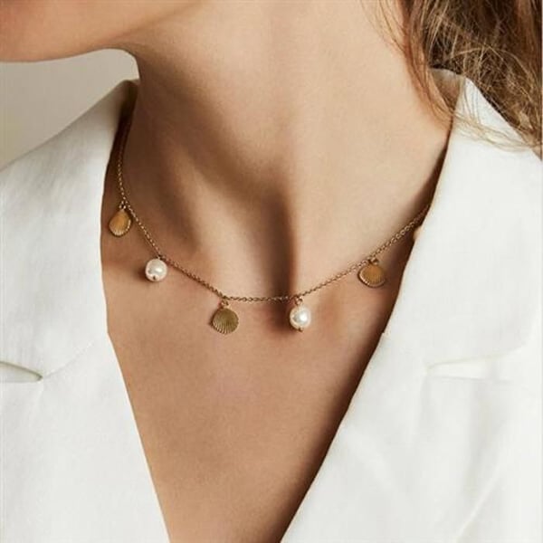 Collier - ROSEFIELD - JMSPNG-J161 - Guldpläterad stål - Snäcka och pärlor - Justerbar längd 40-45 cm