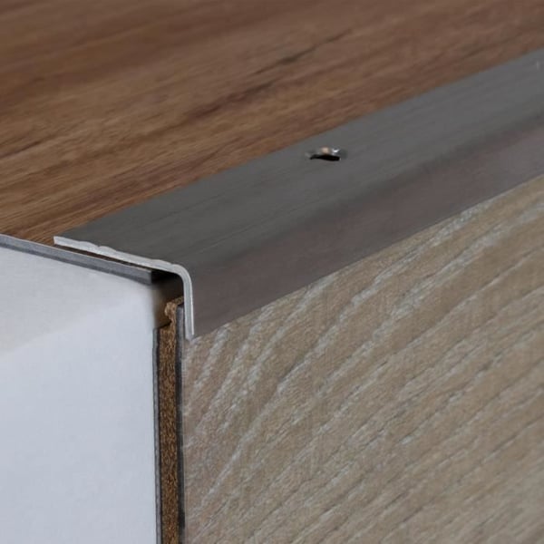 Trappnos | vinkeljärn 10 mm x 30 mm | rostfritt stål | halkskydd R10 DIN 51130 | Färg: rostfritt stållook | Längd: 2700mm