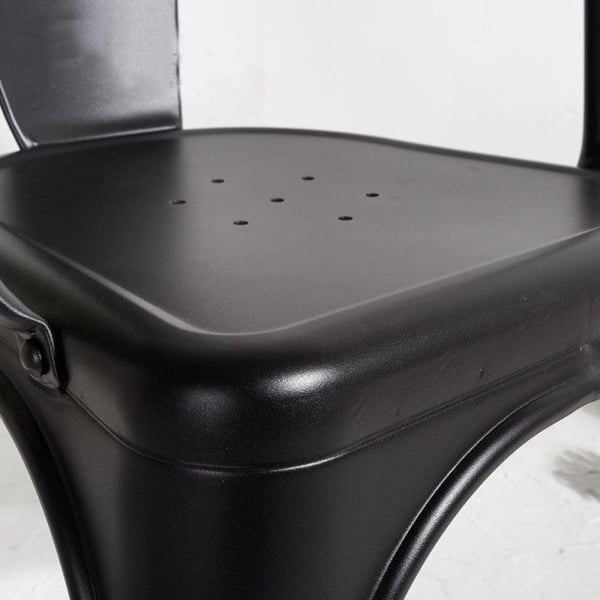 Svart metallmattsstol i industriell stil - Industriell fåtölj med armstöd