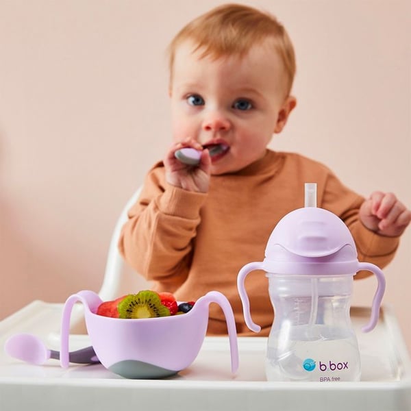 B.Box | Læringstasse til baby med vægtet sugerør og lækagesikker i Lilla - 18 x 10 x 8 cm