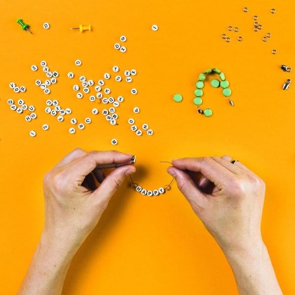 White Alphabet Beads - CREATIVE SEED - 250 pärlor - Personliga smycken