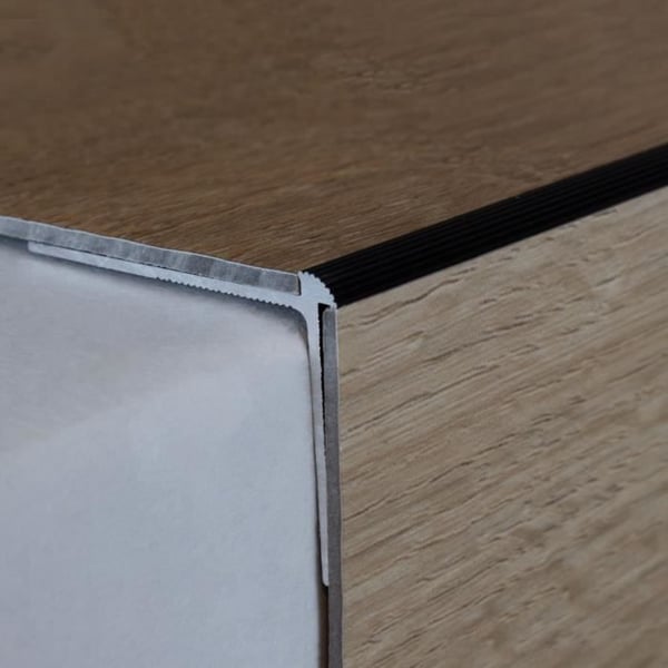 Trappnos | vinkeljärn 40 mm x 30 mm x 2 mm | anodiserad aluminium | Färg: ljus brons | Längd:2700mm | Bredd: 40 mm