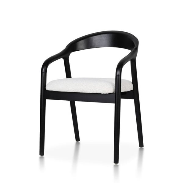 Stol i skandinavisk stil av svart trä med sits i ljus beige tyg – Elegans och komfort