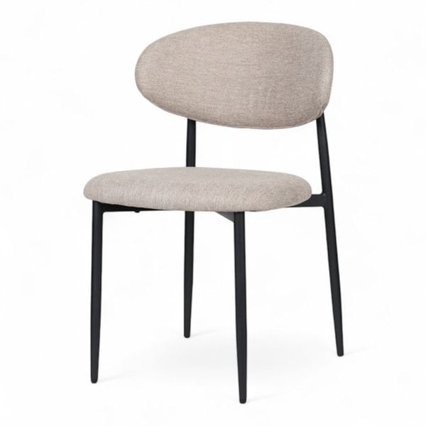 Designstol med svarta metallben och vadderad sits i kaffe-brun tyg