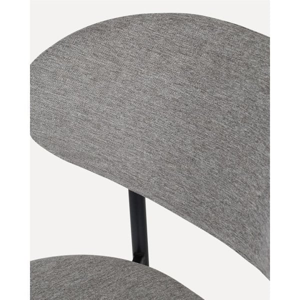 Designstol med svarta metallben och grått stoppad sits