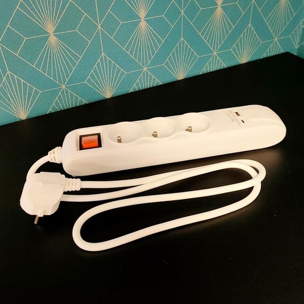 Stikdåse - BOXELEC - 3500W - 3 Klassiske Stik - 2 USB-porte - Kabel 1M