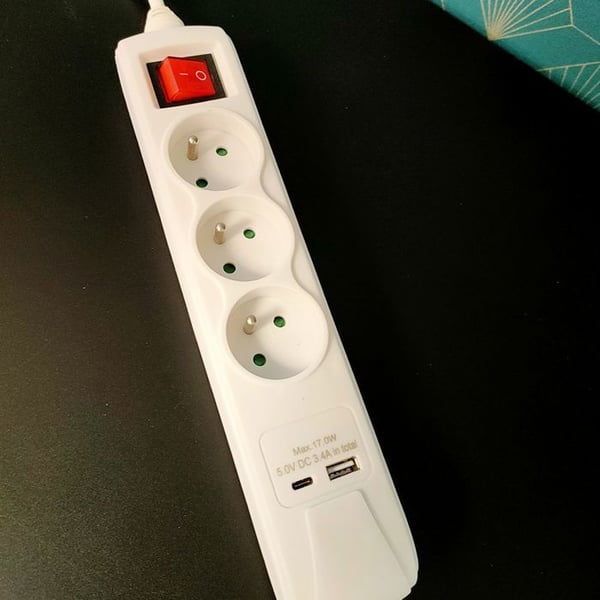 Stikdåse - BOXELEC - 3500W - 3 Klassiske Stik - 2 USB-porte - Kabel 1M