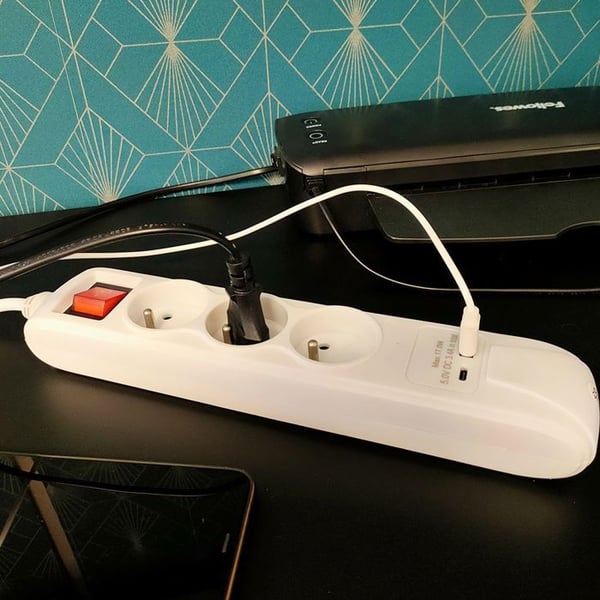 Stikdåse - BOXELEC - 3500W - 3 Klassiske Stik - 2 USB-porte - Kabel 1M