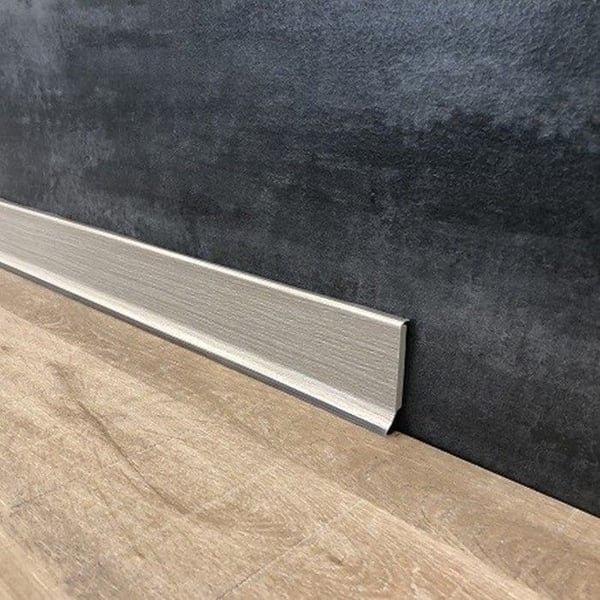 PROVISTON PVC-sockel 12,8 x 60 x 2500 mm Sitkagran Solid PVC-sockel i styvt skum Transparent mjuk läpp 25 meter | 10 stycken