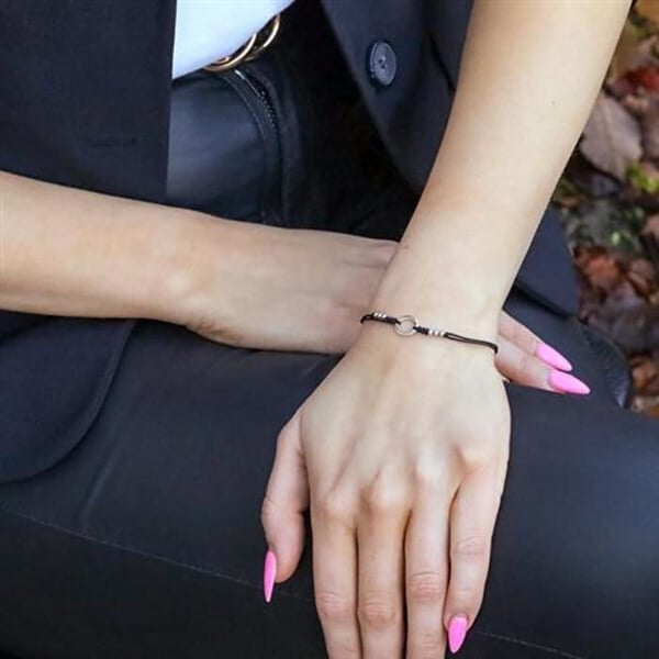 Armband - AGB377 - Svart bomullssnör - Silverring - Justerbar