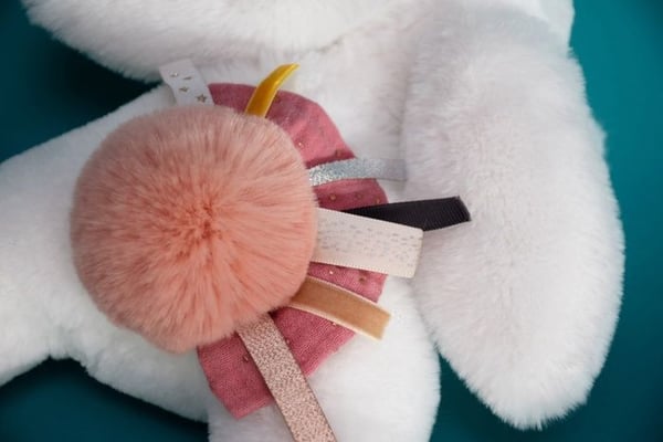 Doudou et Compagnie - Pehmolelu Jänis - 25 cm - Valkoinen/Terrakotta Pom Pom Jänis - Kaunis Lahjalaatikko - Happy Boho - Happy Doudou To