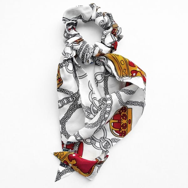 Chouchou Foulard - AVIZAR - Satintryckt Hästtema - Vit - Elegans - Accessoar för Kvinna