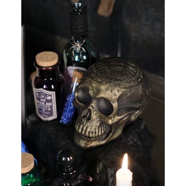 Skelettskalle med gyllene pentagram