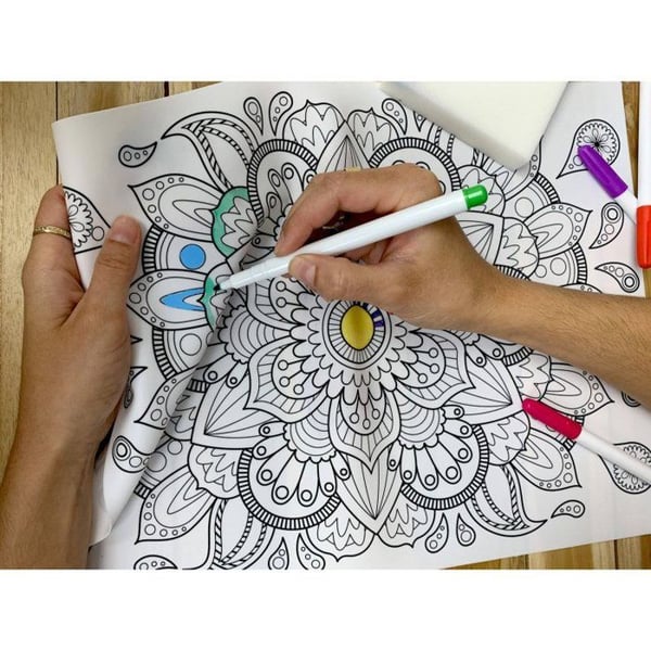 Färgläggningsspel - Mandala - Utan stift - Fällbart bord - 6 filtpennor - Svamp