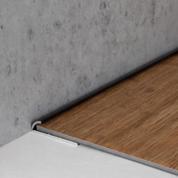 Mini plug-in profil för designgolv 4 mm | Anodiserad aluminium | Färg: Mörk brons | Längd:1000mm | Bredd: 6mm