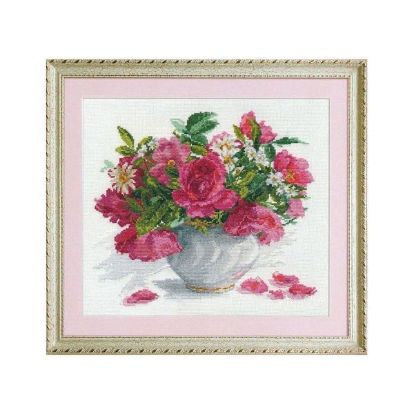 Korsstygnsset Alisa "Blomstrande trädgård. Rosor och prästkragar" 30x26 cm