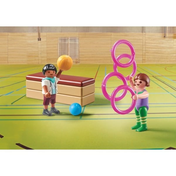 Två barn med gymnastikmaterial
