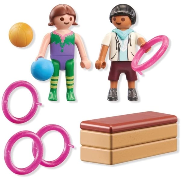 Två barn med gymnastikmaterial