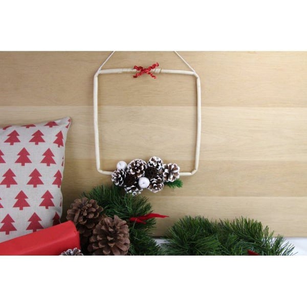 MégaCréa DIY - Dekoration natur kottar, nål, snöig bär