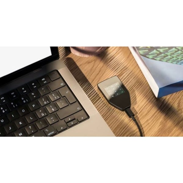 Materiale tegnebog - TREZOR - Trezor Safe 5 - Sort Grafit - Sikkerhedselement - 6,59x4x0,8 cm