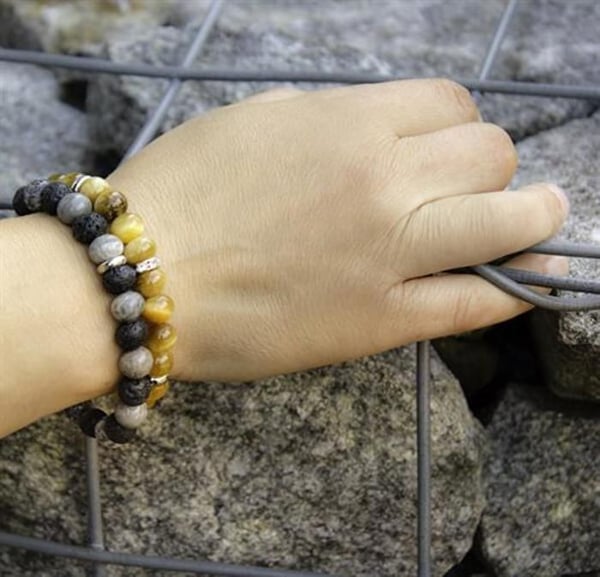 Armband - BENETO - MINK59 - Lavasten och jaspis - Längd 19 cm - Pärlor 0,8 cm