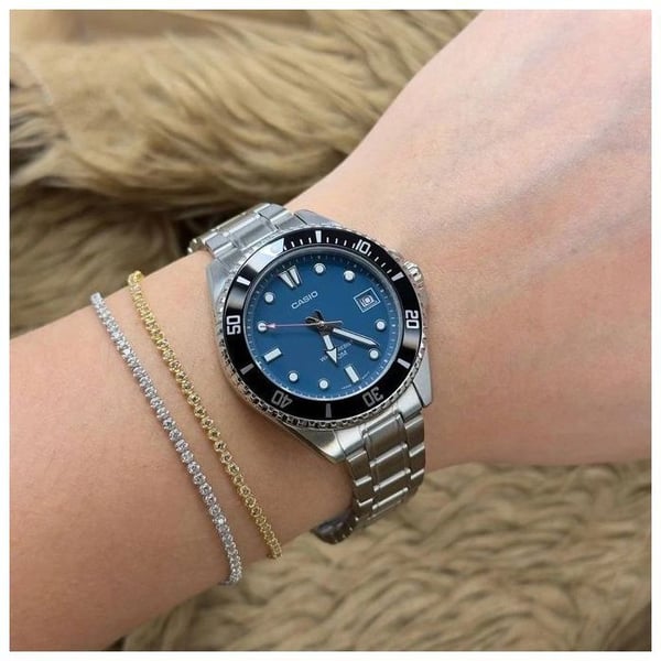Damklocka - Casio - MDV-10D-2A1V - Vattentålig 50m - Armband i Rostfritt Stål - Datummarkering