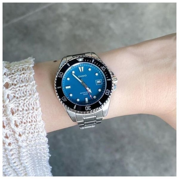 Damklocka - Casio - MDV-10D-2A1V - Vattentålig 50m - Armband i Rostfritt Stål - Datummarkering