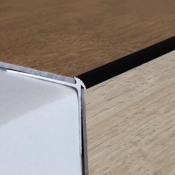 Trappnos | vinkeljärn 30 x 40 x 2,5 mm | typ: 386 | anodiserad aluminium | att skruva | Färg:silver | Längd: 2700mm